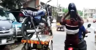 ভ্যানে মোটরসাইকেল নিয়ে ঘুরছেন আরোহী, পাম্পে মিলছে না তেল